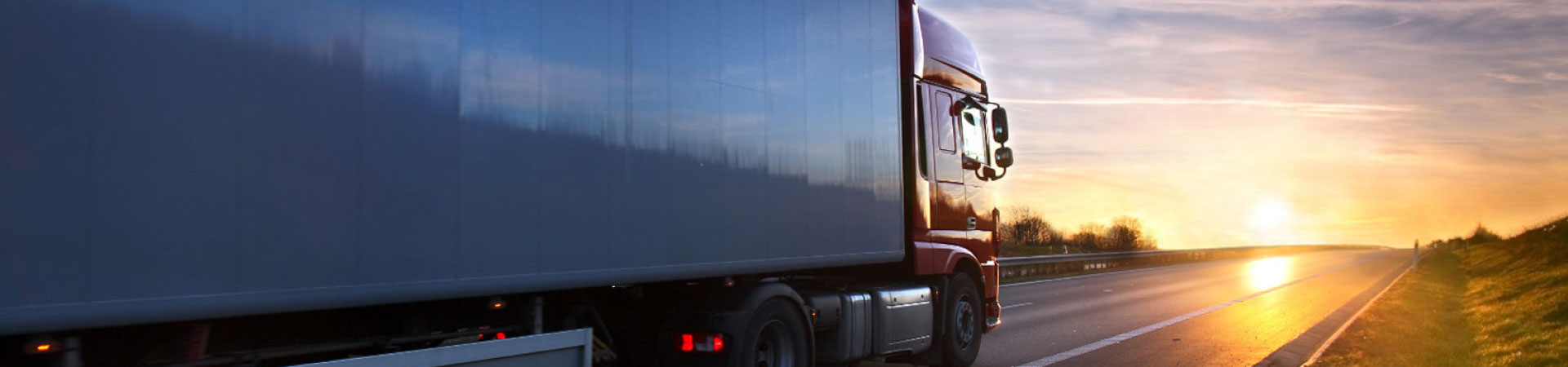 LKW vor Sonnenuntergang